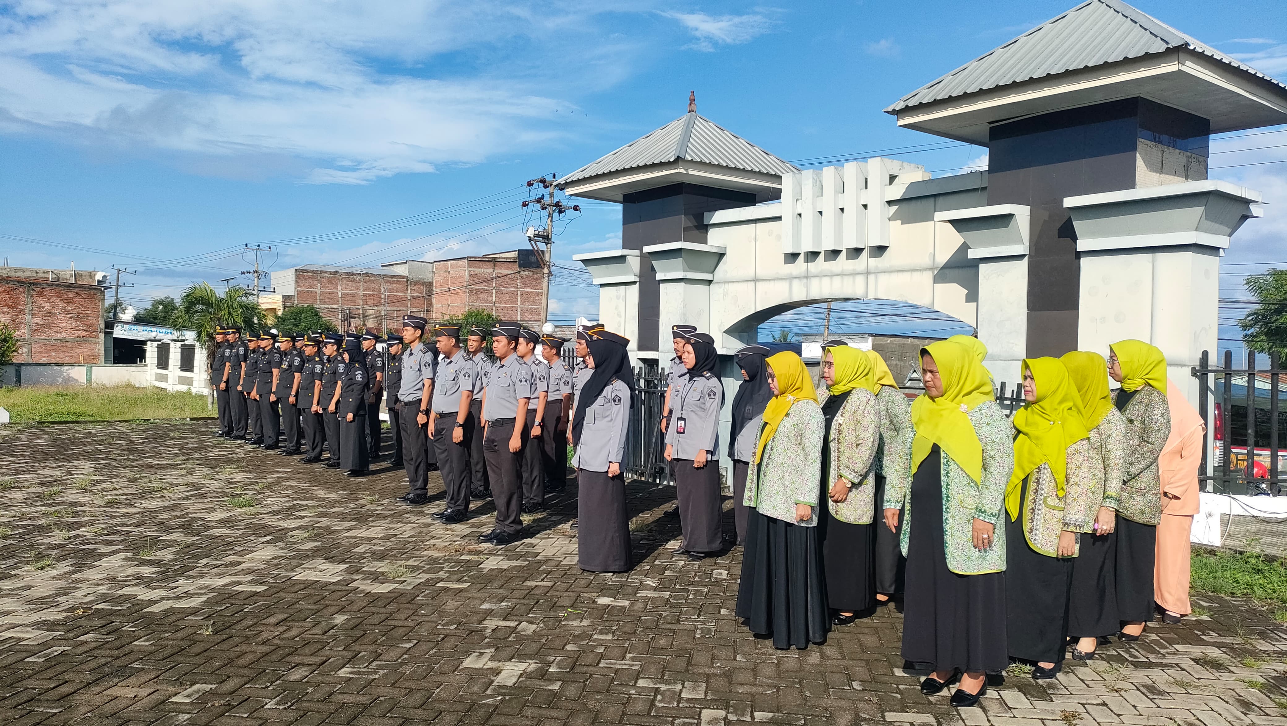 Kenang Jasa Pahlawan, Pegawai dan Dharma Wanita Rutan Sengkang Tabur Bunga di TMP Empagae 